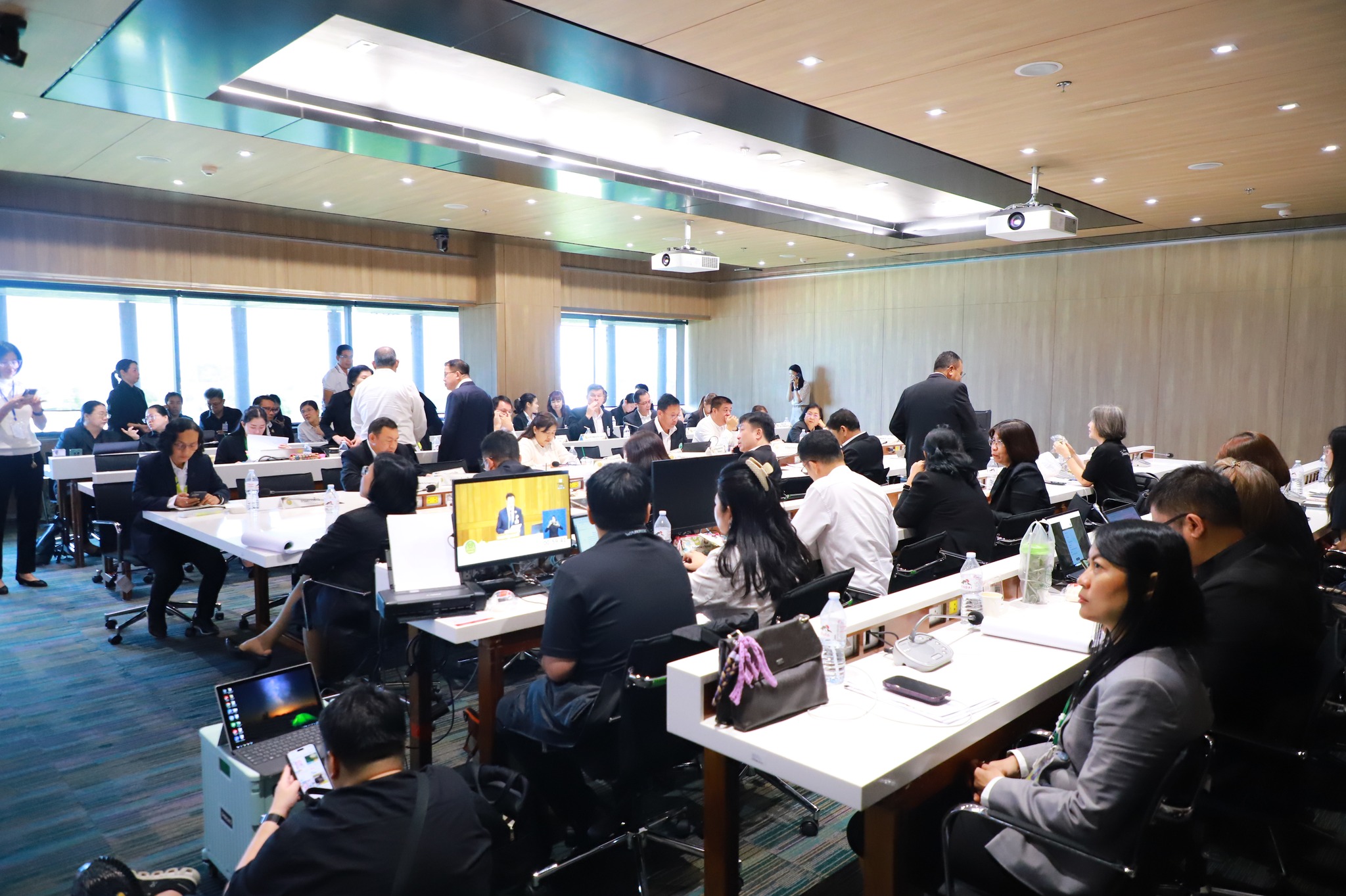 title - ส.ป.ก. ร่วมติดตามและรับฟังการประชุมสภาผู้แทนราษฎร